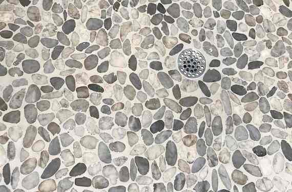 Εφαρμογή βοτσαλωτού δαπέδου σε πισίνα